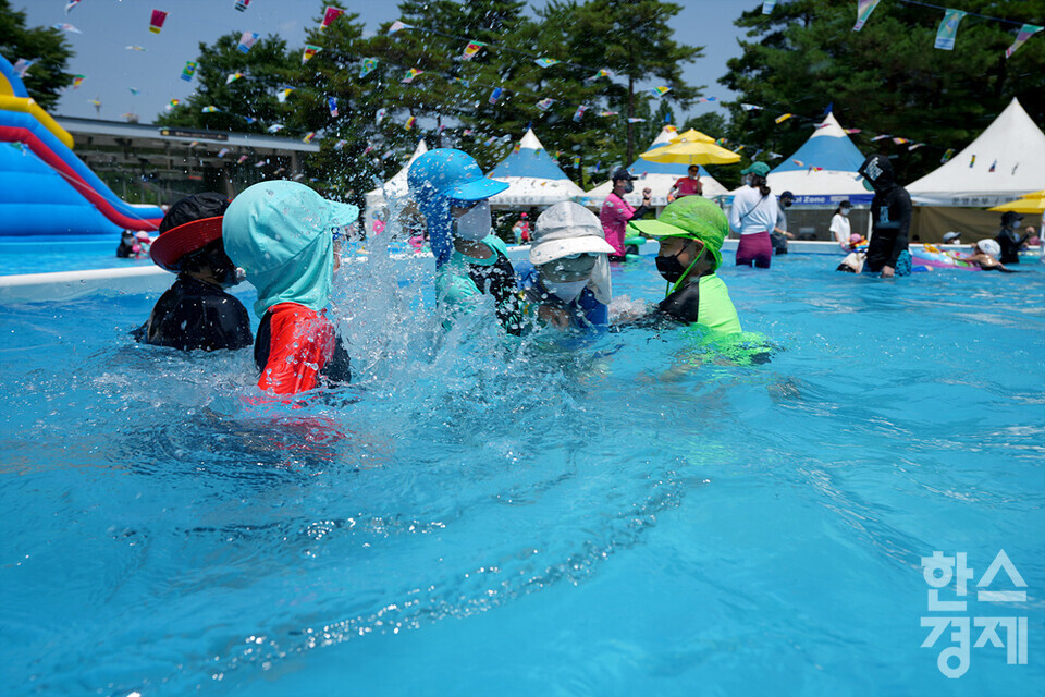 아이들이 28일 오전 서울 동작구 동작주차공원 물놀이장에서 물놀이를 하고 있다. /김근현 기자 khkim@sporbiz.co.kr