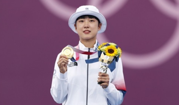 안산은 2020 도쿄올림픽에서 3관왕에 올랐다. 최근 자신의 올림픽 기념시계를 고가에 판매하려고 한 이에게 강한 분노감을 표출했다. /연합뉴스