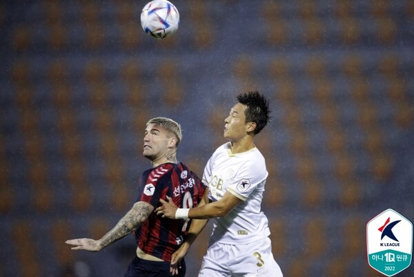 수원FC는 패색이 짙던 후반전 추가시간 포기하지 않고 동점골을 일궈냈다. /한국프로축구연맹 제공