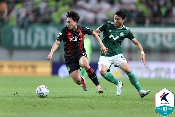 간결한 패스 플레이를 전술의 골자로 삼는 FC서울은 선수들에게 빠르고 정확한 패스를 요구한다. /한국프로축구연맹 제공