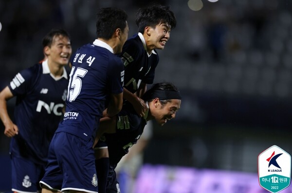 박준영(오른쪽에서 2번째)을 포함한 서울 이랜드 선수들이 기뻐하고 있다. /한국프로축구연맹 제공