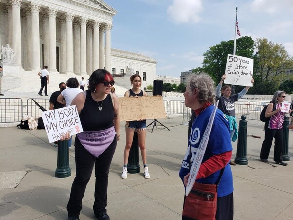 지난 5월 미국 워싱턴DC 연방대법원 앞에서 낙태 찬성론자와 반대론자가 논쟁을 벌이고 있다.(연합)