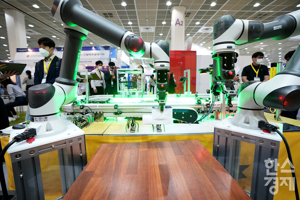 aws(아마존 웹 서비스)를 활용한 로봇이 3일 오후 서울 강남구 코엑스에서 열린 바이오플러스-인터펙스 코리아에서 시연을 하고 있다. /김근현 기자 khkim@sporbiz.co.kr
