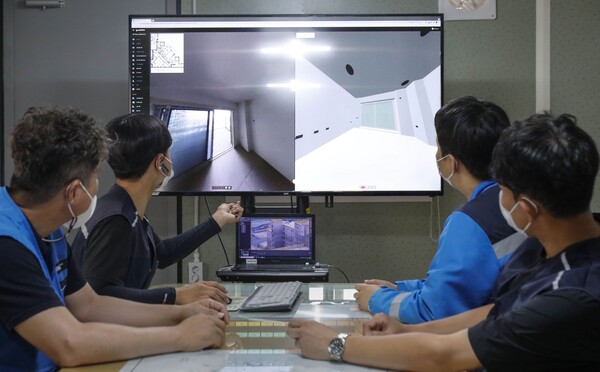 DL이앤씨 직원들이 AI 기반의 컴퓨터 비전 기술과 360도 카메라를 활용한 현장관리 솔루션인 ‘디비전(D.Vision)’을 통해 시공 품질 관리를 진행하고 있다. /DL이앤씨 제공.