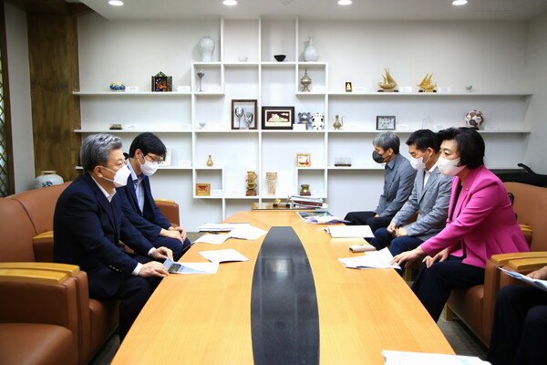 신계용 과천시장이 국토부 이원재 제1차관 면담을 통해 과천갈현지구(재경골) 자족기능 확충요구 등 도시개발에 따른 지역현안 건의사항을 전달했다./ 과천시 제공