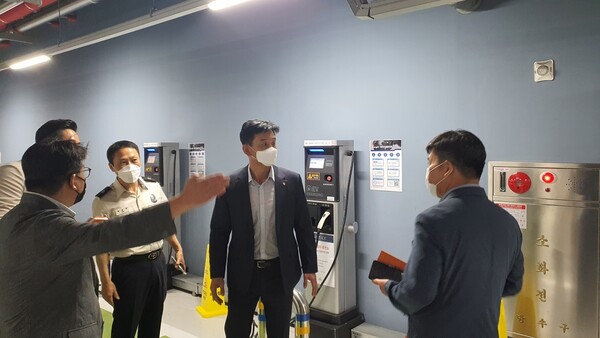 수원소방서는 5일 갤러리아백화점 광교점을 찾아 화재예방 현문현답(現問現答) 안전컨설팅을 실시했다./ 수원소방서 제공