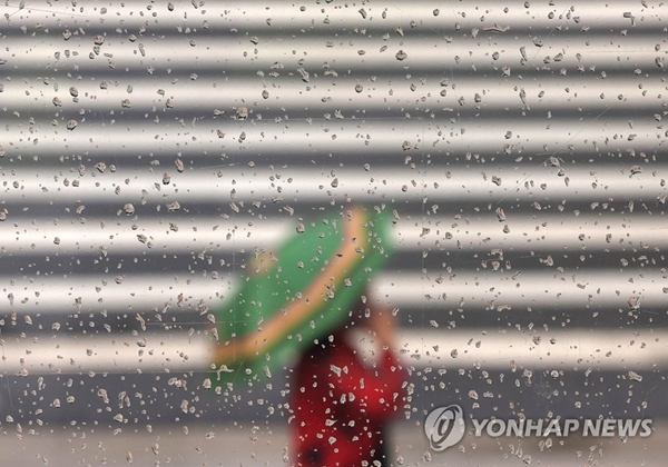 8일 전국은 정체전선 영향으로 많은 비가 내리겠다. / 연합뉴스