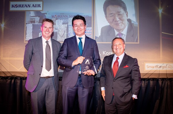 조원태 한진그룹 회장(가운데)이 지난달 17일(현지시간) 영국 런던에서 열린 '에어라인 스트레티지 어워즈(Airline Strategy Awards)' 시상식에서 '2022년 올해의 항공화물 리더십(Air Cargo Leadership)' 상을 수상하고 있는 모습. / 대한항공 제공