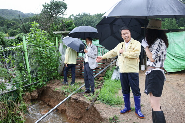 김성제 의왕시장이 집중호우 피해지역을 점검하고 있다./ 의왕시 제공
