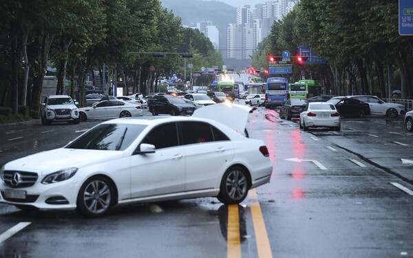 9일 오전 서울 강남구 대치역 인근 도로에 폭우로 침수됐던 차들이 놓여 있다. /사진=연합뉴스