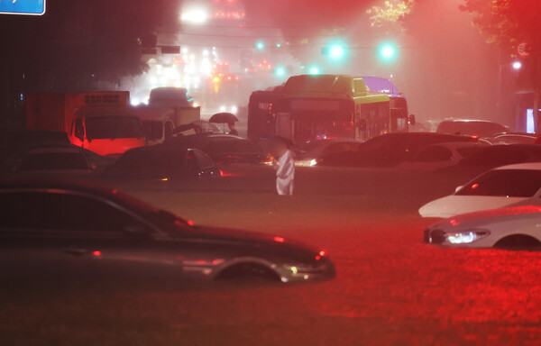 8일 서울 강남구 대치역 인근 도로에 차량들이 침수된 모습. /사진=연합뉴스