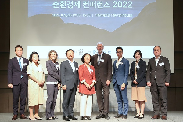 우리금융그룹이 지난 9일 서울시 중구 소재 더 플라자 호텔에서 WWF(세계자연기금)과 공동으로 ‘순환경제 컨퍼런스 2022’ 를 개최하고 기념사진을 촬영하고 있다. /우리금융그룹 제공