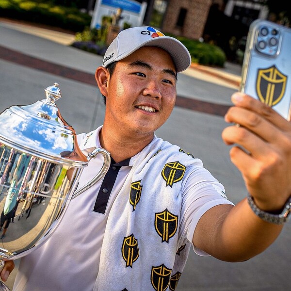 김주형이 PGA 우승 트로피를 들고 셀카를 찍고 있다. /PGA 투어 페이스북