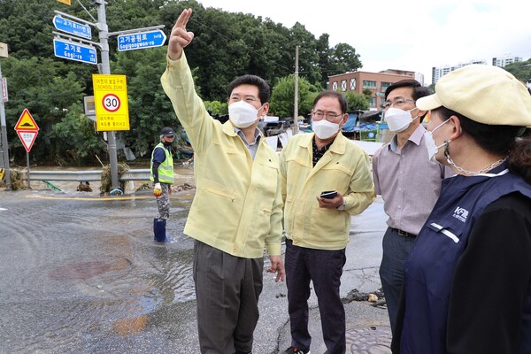 이상일 시장은 9일에 이어 10일 수지구 동천동 고기교를 방문해 수해 현장을 둘러보며 피해 주민들을 위로하고, 신속한 복구와 재발 방지 대책 마련을 지시했다./ 용인시 제공