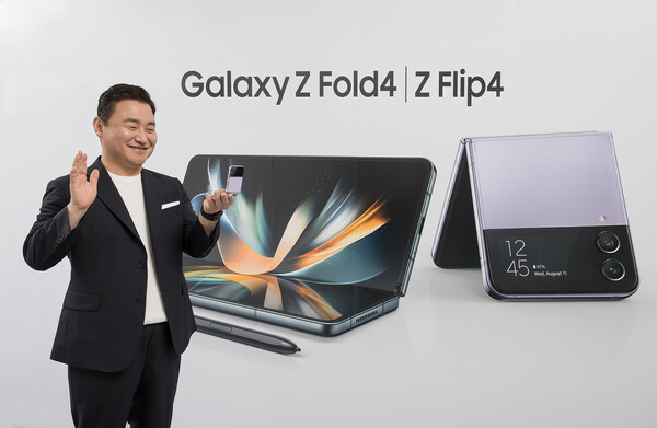 10일(한국시간) 삼성 갤럭시 언팩 2022 (Samsung Galaxy Unpacked 2022: Unfold Your World)에서 노태문 삼성전자 MX사업부장 사장이 차세대 폴더블 스마트폰 갤럭시Z플립4(Galaxy Z Flip4)와 갤럭시Z폴드4(Galaxy Z Fold4)를 소개하고 있다. /사진=삼성전자