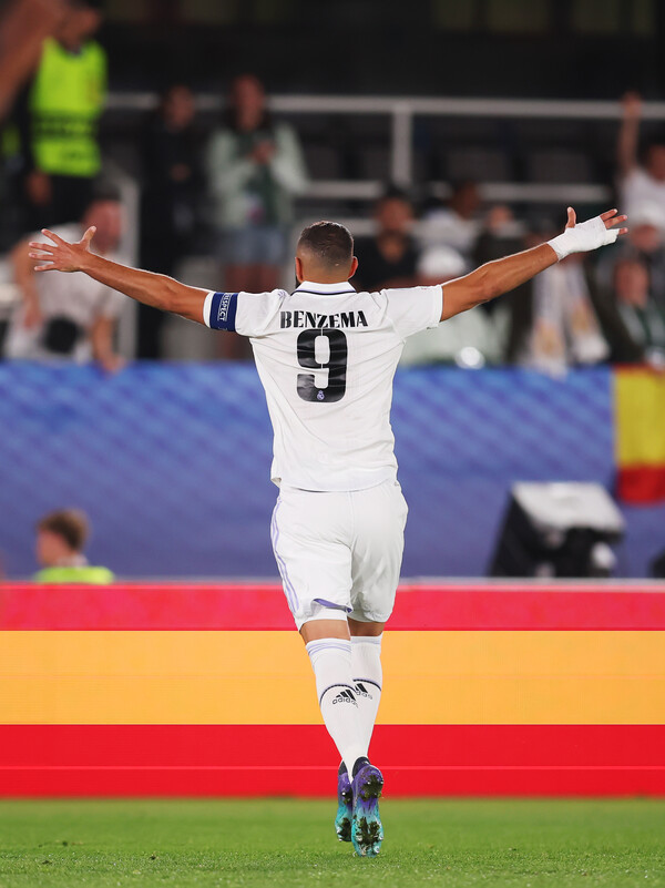 레알 마드리드는 다비드 알라바와 카림 벤제마의 득점에 힘입어 아인트라흐트 프랑크푸르트를 2-0으로 제압했다. /UEFA 트위터