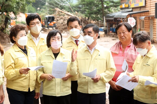 염종현 의장은 피해주민 지원과 복구작업이 조속히 이뤄질 수 있도록 신속한 예산집행 등 실효성 있는 대책을 전향적으로 검토하겠다고 약속했다./ 경기도의회 제공