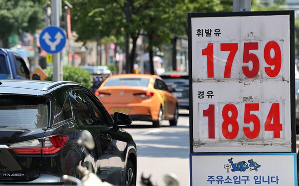 휘발유 가격이 내림세를 보인 12일 서울 시내 한 주유소에 유가 정보가 게시되어 있다. / 연합뉴스