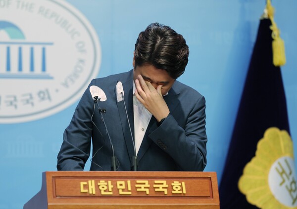 국민의힘 이준석 대표가 13일 오후 국회 소통관에서 기자회견을 열고 당 비상대책위원회 체제 전환에 대한 가처분 신청 등과 관련해 직접 입장을 밝히던 중 눈물을 닦고 있다. / 연합뉴스