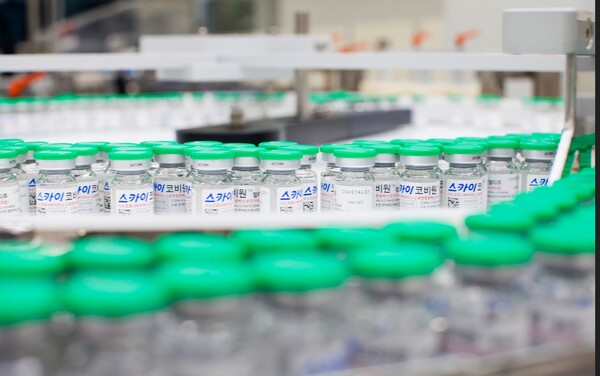 10일 경북 안동에 위치한 SK바이오사이언스 L하우스에서 국산 1호 백신 스카이코비원멀티주가 병에 담겨 옮겨지고 있다. (사진은 기사와 관련이 없음) / SK바이오사이언스 제공