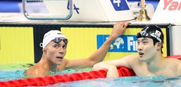포포비치는 2022 FINA 세계수영선수권대회 자유형 200m 결승에서 1분44초47의 한국 신기록을 작성한 2위 황선우(오른쪽)보다 1.26초나 빠른 1분43초21의 기록으로 금메달을 목에 걸은 바 있다. /연합뉴스