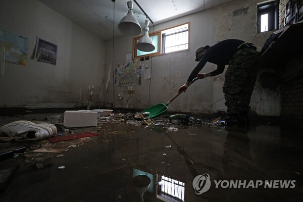 지난 12일 서울 관악구 신림동 일대 반지하에서 수도방위사령부 장병들이 침수 물품들을 정리하고 있다. / 연합뉴스