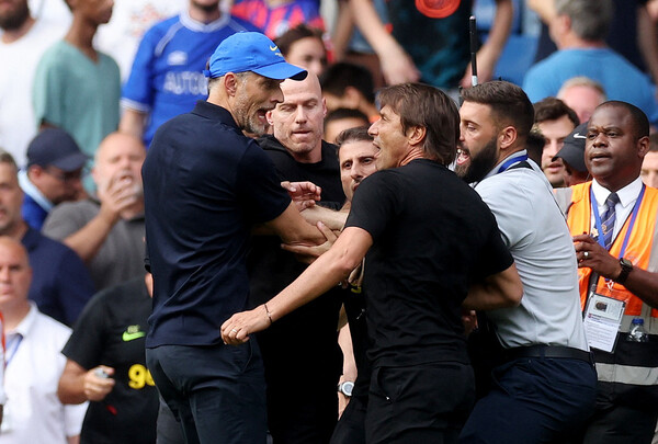 안토니오 콘테 토트넘 감독(오른쪽)과 토마스 투헬 첼시 감독은 거친 신경전을 벌이며 충돌했다. /연합뉴스