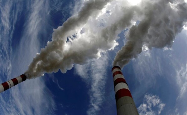 유럽 최대 석탄 화력발전소인 벨차토프 발전소의 굴뚝에서 연기가 피어오르고 있다.(사진=로이터 캡처)