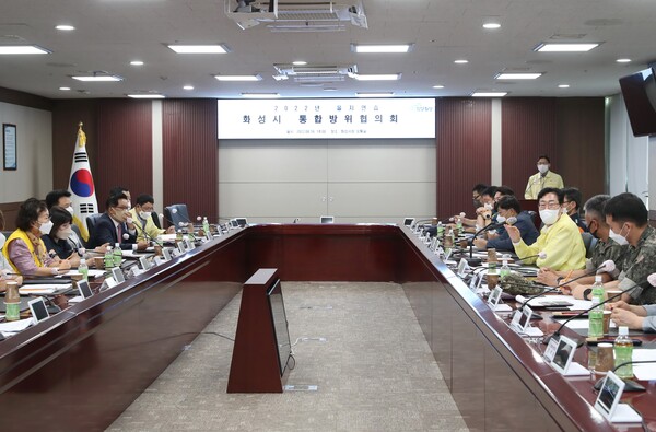 화성시가 오는 22일부터 25일까지 실시되는 을지연습에 대비해 16일 시청 상황실에서 ‘통합방위협의회’를 개최했다./ 화성시 제공