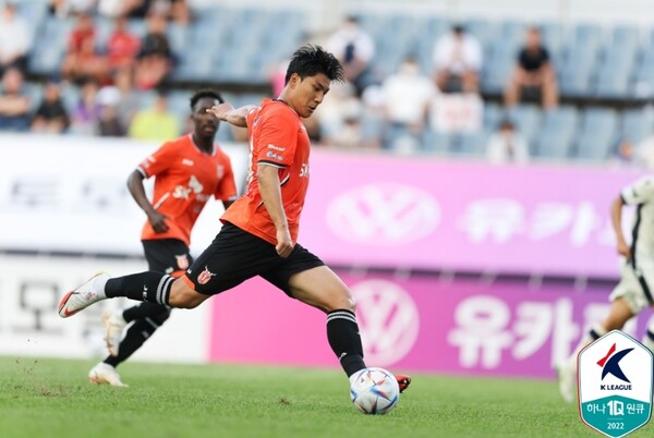 올 시즌 K리그1 득점왕 경쟁 중인 주민규(오른쪽)가 슈팅을 날리고 있다. /한국프로축구연맹 제공