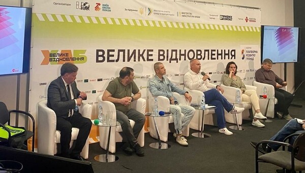 카리스의 볼로디미르 스타브니우크 사외이사(왼쪽 네번째)가 우크라이나 허브 위대한 부흥 포럼에 참석해 발언하고 있다. / 카리스 제공