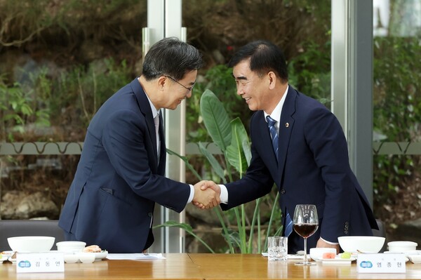 김동연 경기도지사(왼쪽)와 염종현 의장이 오찬 정담회에서 악수하며 인사 나누고 있다./ 경기도의회 제공 