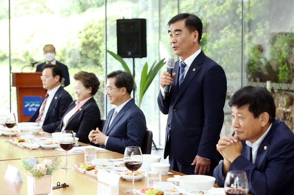 오찬 정담회에서 염종현 의장이 발언하고 있다./ 경기도의회 제공