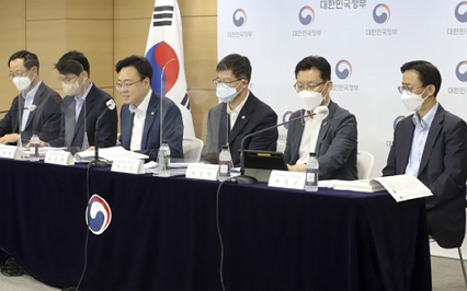 조규홍 보건복지부 1차관(왼쪽 세 번째)과 이기일 2차관(왼쪽 네 번째)이 19일 정부서울청사 브리핑실에서 새 정부 업무보고 사전 브리핑을 하고 있다./제공=보건복지부