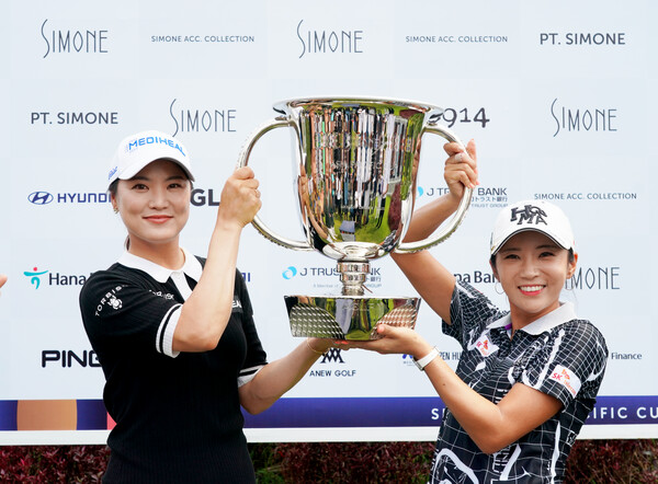 한국의 유소연(왼쪽)-이보미가 우승 트로피 들고 기뻐하고 있다. /시몬느 아시아퍼시픽 컵 대회조직위 제공