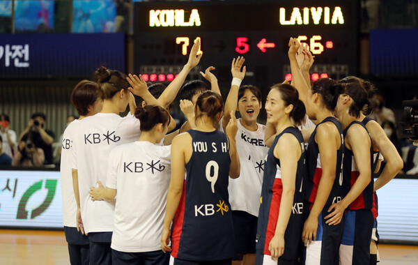 정선민 감독이 이끄는 한국 여자농구 대표팀이 라트비아와 두 차례 평가전에서 모두 이겼다. /연합뉴스
