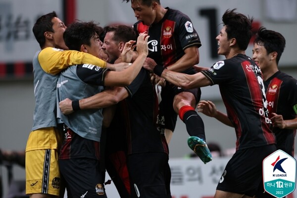 스타니슬라프 일류첸코는 자신의 K리그 100경기 출장 경기에서 멀티골을 작렬했다. /한국프로축구연맹 제공