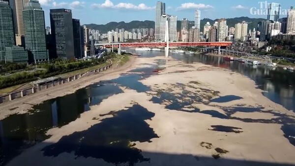 바닥을 드려낸 양쯔강.(사진=가디언 캡처)