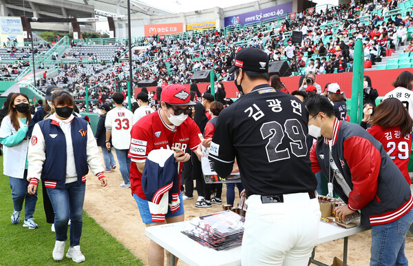 SSG 랜더스 김광현(가운데)이 팬들에게 특별 제작한 선물을 나눠주고 있다. /SSG 제공