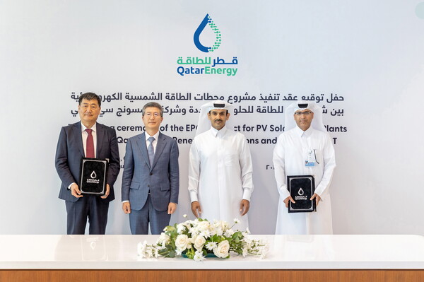 삼성물산 오세철 대표(왼쪽 두번째)와 카타르에너지 사드 셰리다 알 카비(왼쪽 세번째) 대표가 23일 카타르 국영에너지기업인 카타르에너지 본사에서 계약 후 기념촬영을 하고 있다. / 삼성물산 제공