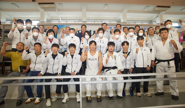 용인특례시의회가 25일 제68회 경기도종합체육대회에 참가하는 선수단을 응원하고 경기를 관람했다./ 용인시의회 제공