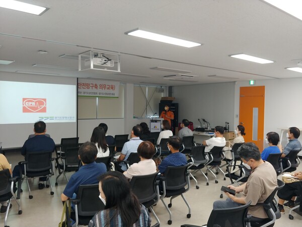 경기도시장상권진흥원이 도내 전통시장 안전담당자를 대상으로 소방안전교육을 실시하고 있다./ 경기도시장상권진흥원 제공