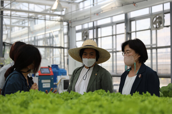 이은주 의원이 농기원 관계자에게 당부의 말을 전하고 있다./ 경기도의회 제공