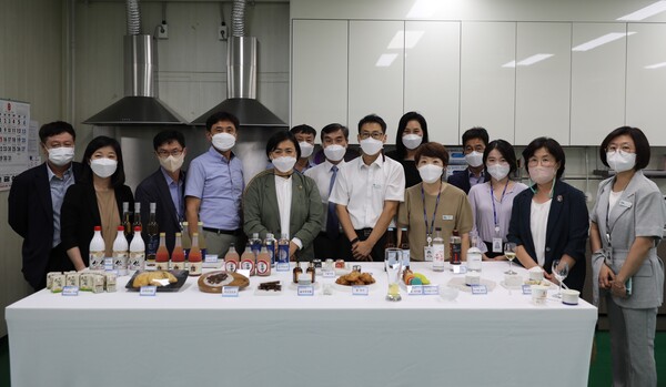 이은주 경기도의회 농정해양위회 의원(더민주, 화성7)은 26일 농정해양위원회 소속 기관인 경기도농업기술원(이하 도 농기원)을 방문해, 경기농업 발전을 위한 현장 간담회를 개최했다./ 경기도의회 제공