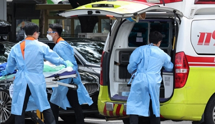 지난 21일 서울 중구 국립중앙의료원에서 119 구급대원들이 코로나19 중증환자를 음압병동으로 이송하고 있다./제공=연합뉴스
