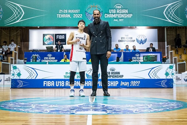한국 U-18 대표팀 '에이스' 이주영(왼쪽)이 대회 최우수선수 영예를 안았다. /FIBA 제공