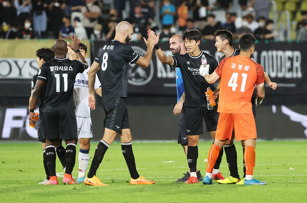 성남FC는 어수선한 분위기 속에서도 홈 팬들에게 승리를 선물했다. /연합뉴스