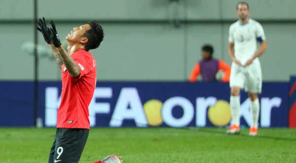 2018년 10월 한국과 우루과이의 친선전에서 석현준이 한국의 2-1로 경기가 끝나자 기도를 하며 승리를 자축하고 있다. /연합뉴스