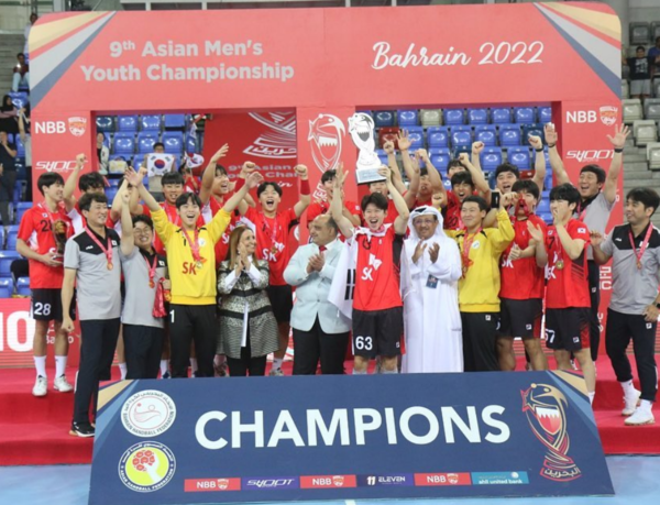 U-18 남자 핸드볼 선수단이 1일(한국 시각) 바레인 마나마에서 끝난 제9회 아시아청소년선수권대회에서 우승을 차지했다. 단체 사진 촬영에 임하고 있는 선수단의 모습. /대한핸드볼협회 제공