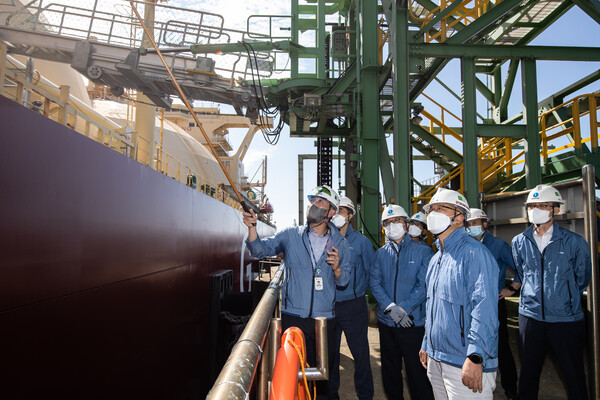 채희봉 가스공사 사장(왼쪽에서 세번째)이 1일 인천  LNG 생산기지 집중안전점검을 직접 참관했다. / 가스공사 제공